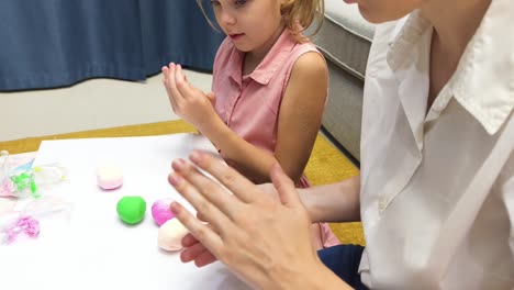 madre e hija jugando con arcilla