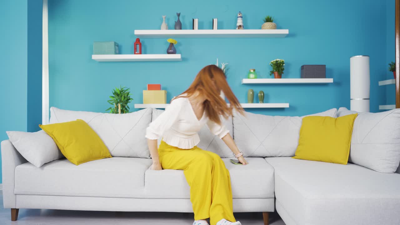 소파에 누워 있는 젊은 여성이 휴식을 취하고 있습니다.