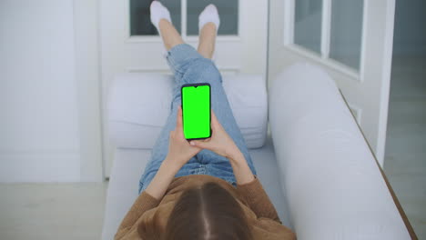 Telefon-Mit-Grünem-Bildschirm-Und-Chroma-Key-Nahaufnahme.-Chromakey-Mockup-Mit-Tracking-Markern-Und-Alpha-Matte.-Pov-Ist-Eine-Vertikale-Vorlage-Eines-Geräts-In-Der-Nahaufnahme-Eines-Modernen-Hauses.-Scrollen-Sie-Auf-Dem-Handy-Nach-Online-Nachrichten