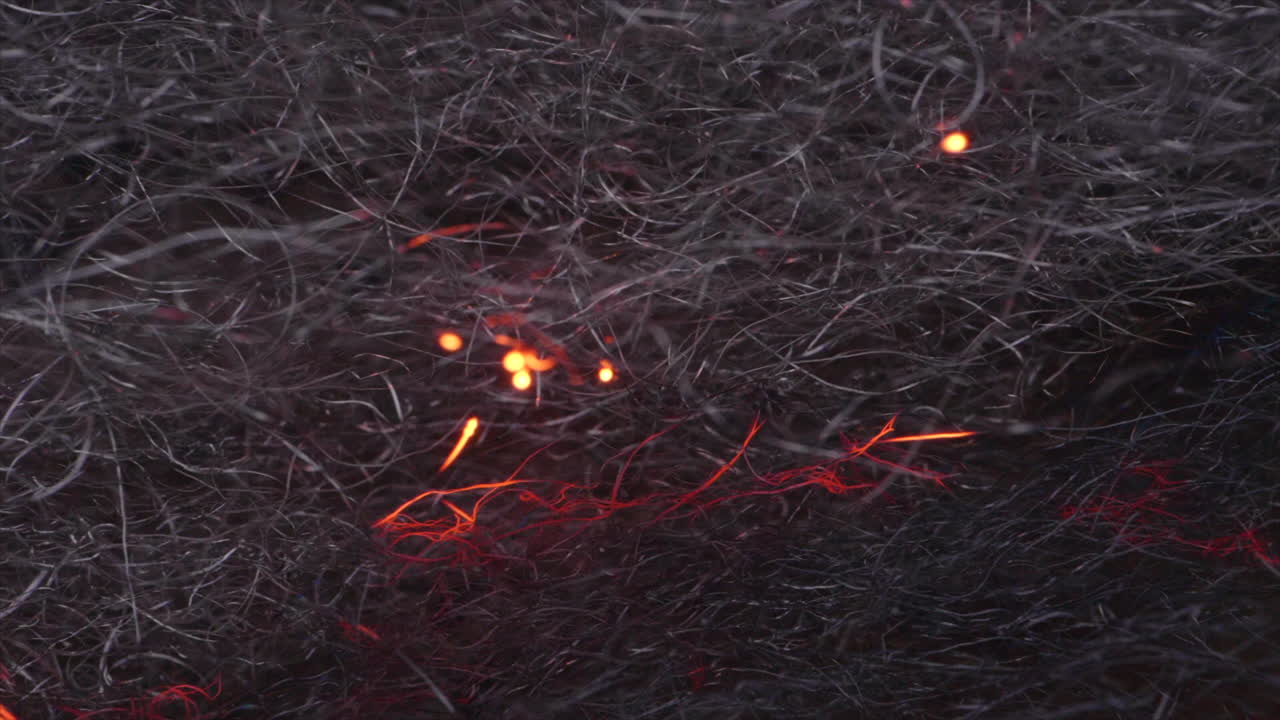 스틸 울 가닥을 통한 반짝이는 불 다리