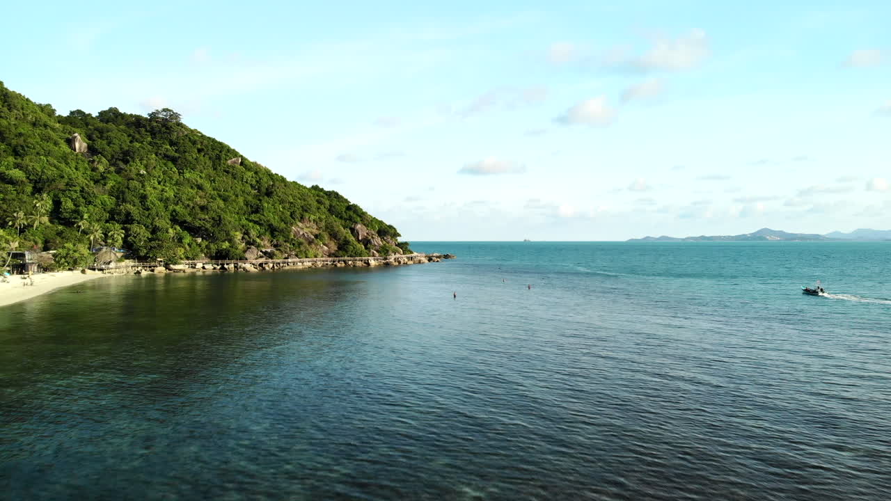 산을 배경으로 한 태국의 보트와 해변