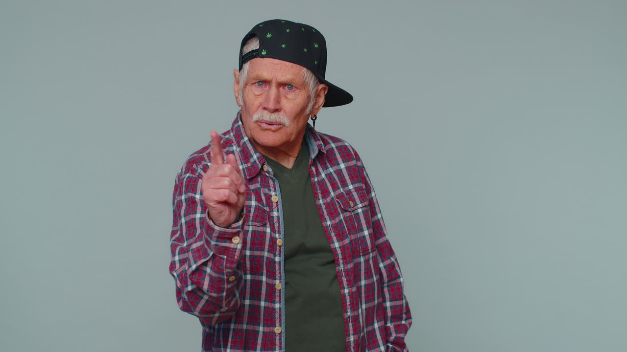 el hombre disgustado agita el dedo, diciendo no, ten cuidado, regañando, dando consejos para evitar el peligro error