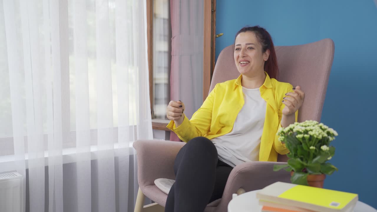 행복한 여성이 집에서 춤을 추고 있습니다.