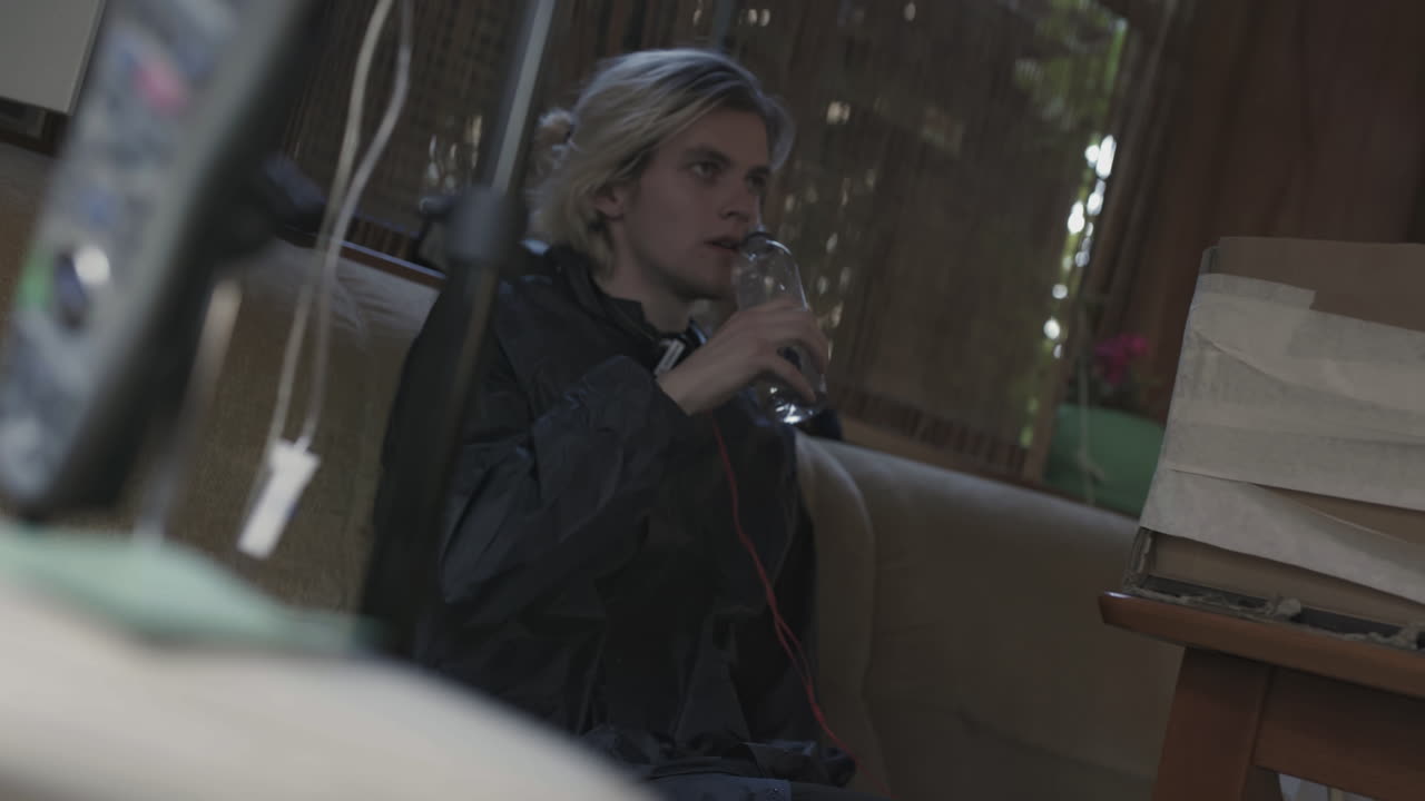 집에서 물을 마시는 사람