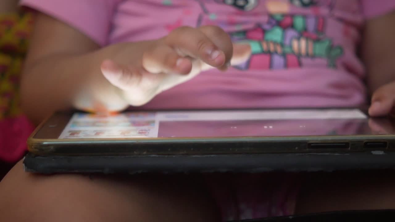 niño usando una tableta