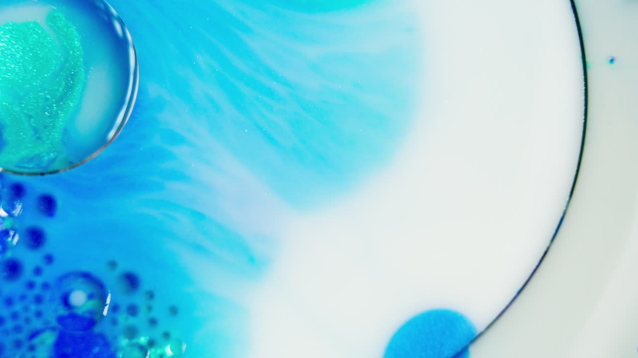 파란색 수채화 액체 잉크가 큰 거품 안을 채우고 있습니다.