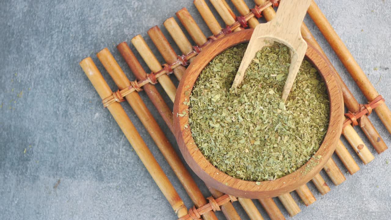 나무 그에 말린 허브