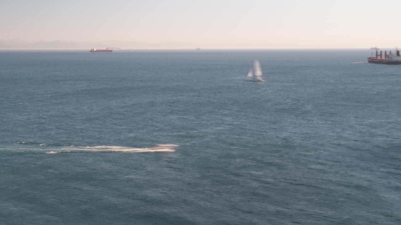 스페인 근처의 열린 바다에서 움직이는 보트와 화물 선박, 시간 경과