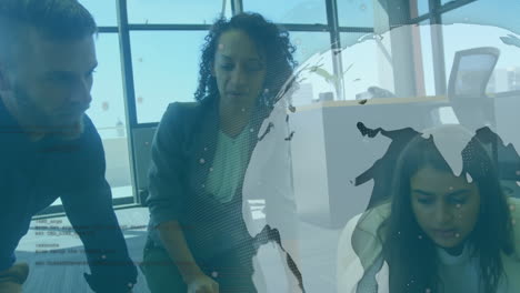 animación del globo y datos sobre diversas trabajadoras y trabajadores