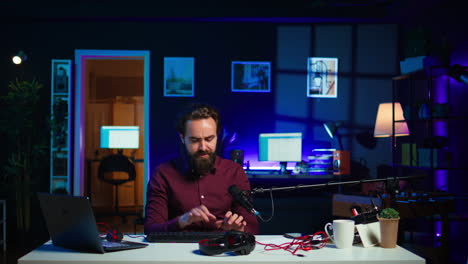anfitrión de programas en línea filmando electrónica, presentando periféricos de computadora