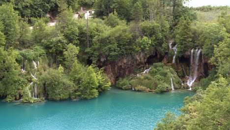 cascada en el parque nacional lagos de plitvice en croacia