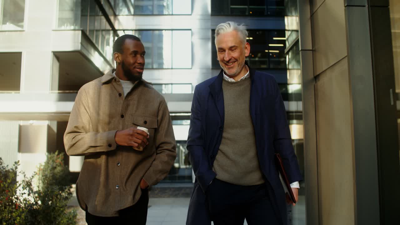 dos hombres de negocios en conversación