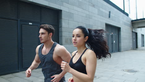 pareja enfocada corriendo juntos