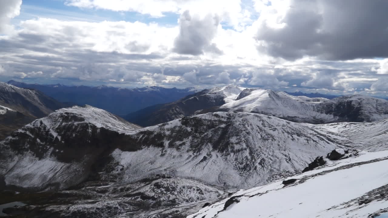 paisaje de montañas nevadas