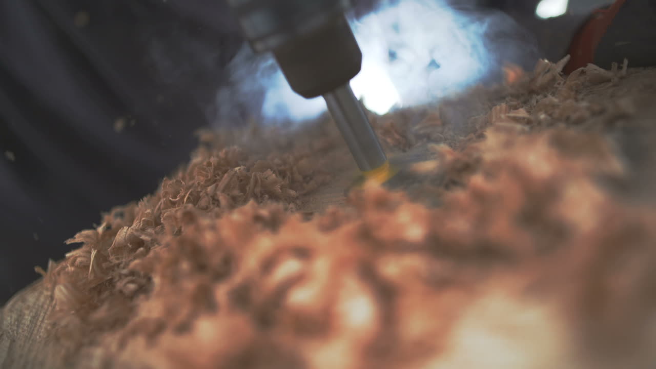 плотник сверлит дерево 2