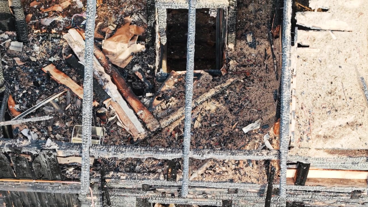 Residencia de madera carbonizada ilustra la preparación ante desastres y la evaluación de riesgos