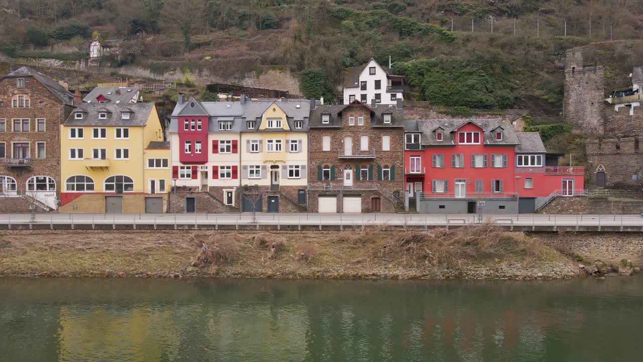imágenes de drones deslizantes que vuelan sobre el río moselle con vistas a las casas típicas a orillas del río de la ciudad de cochem en alemania