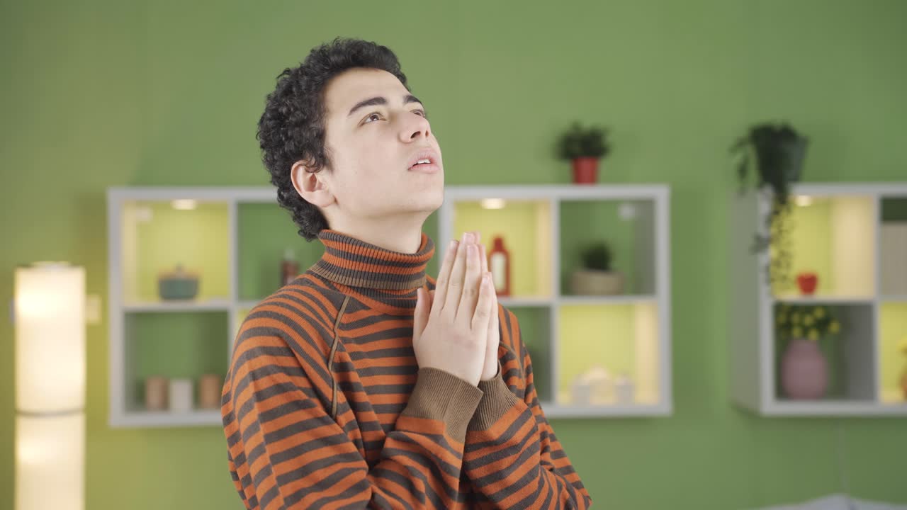 기도하는 소년. 좋은 소원을 전합니다.