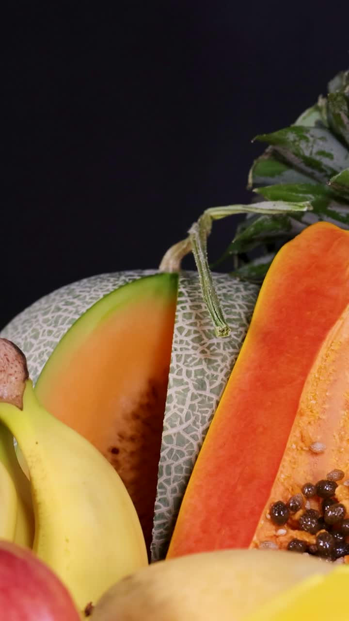 Una vivace esposizione di vari frutti a fette