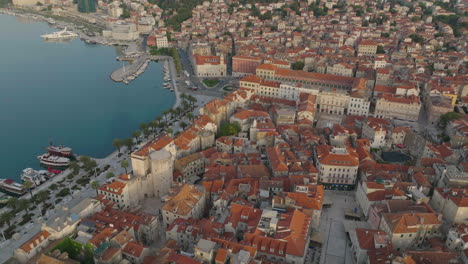 Toma-Aérea-De-La-Ciudad-De-Split-En-Croacia,-Europa-5