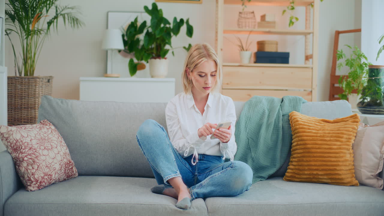 스마트폰 문제로 인해 불안한 소녀