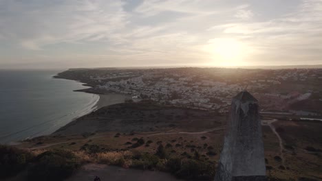 vista de la playa de praia da luz desde marco geodesico da atalaia, lagos, algarve