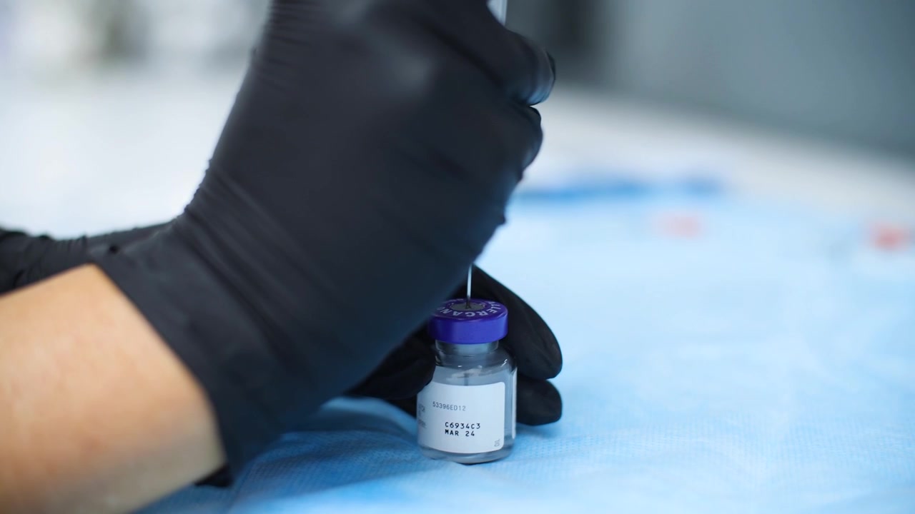 Il Botox viene aspirato con una siringa da una bottiglia di vetro di Botox chiusa