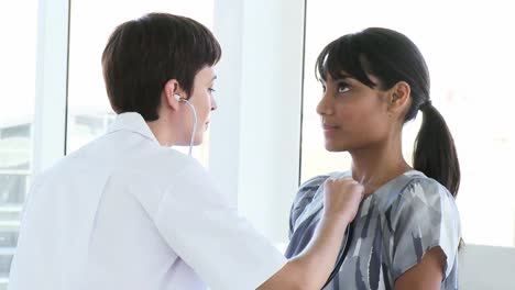 doctora examinando a un paciente