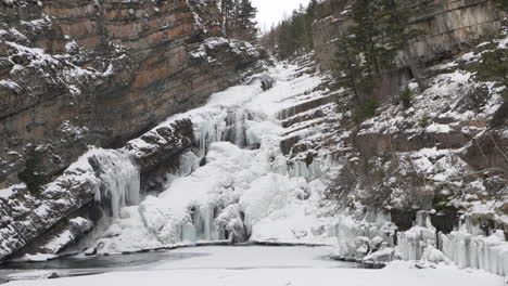 Cascada-Congelada-En-Un-Paisaje-Nevado-En-El-Sur-De-Alberta-Canadá-Parque-Nacional-Watertown-Durante-El-Invierno