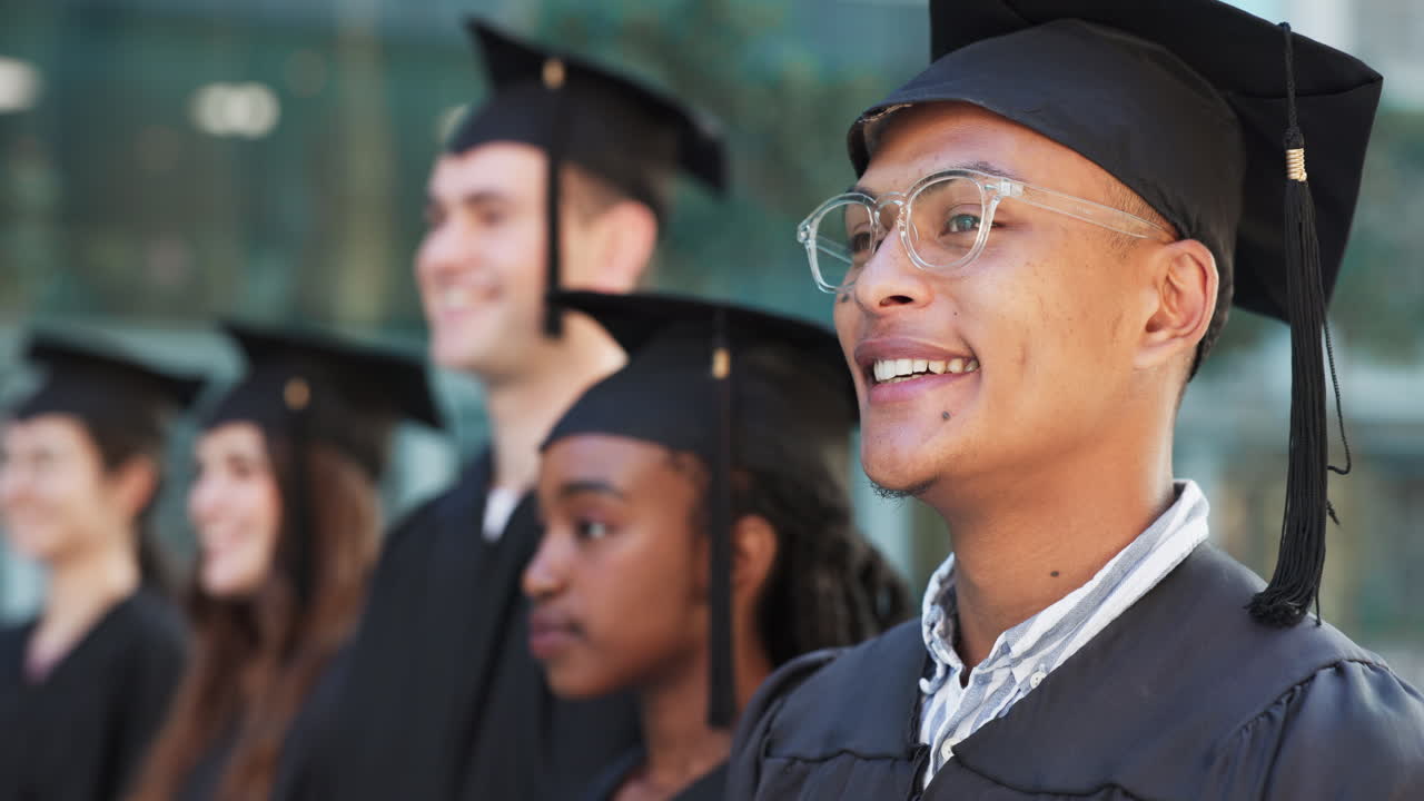 graduación, ceremonia o cara de hombre feliz