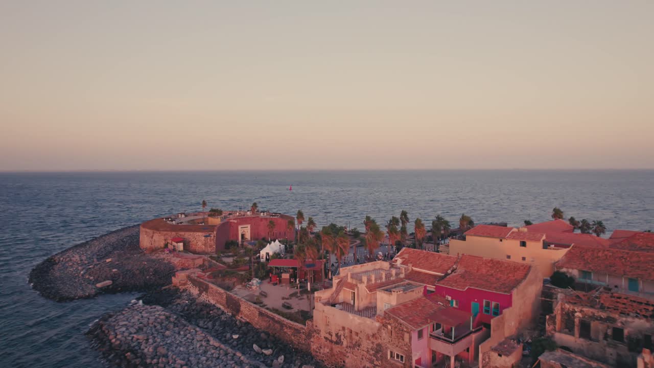 UNESCO Dünya Mirası alanı Gorée Adası'nın havadan görünümü; gündüzleri de, büyülü gün batımıyla da büyüleyicidir.