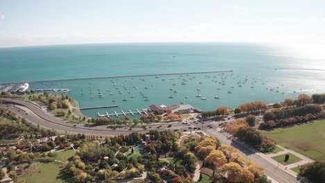 Chicago,-Illinois-Lake-Michigan-Und-Autos,-Die-Am-Seeufer-Fahren,-Fahren-Mit-Drohnenvideo-Vorwärts