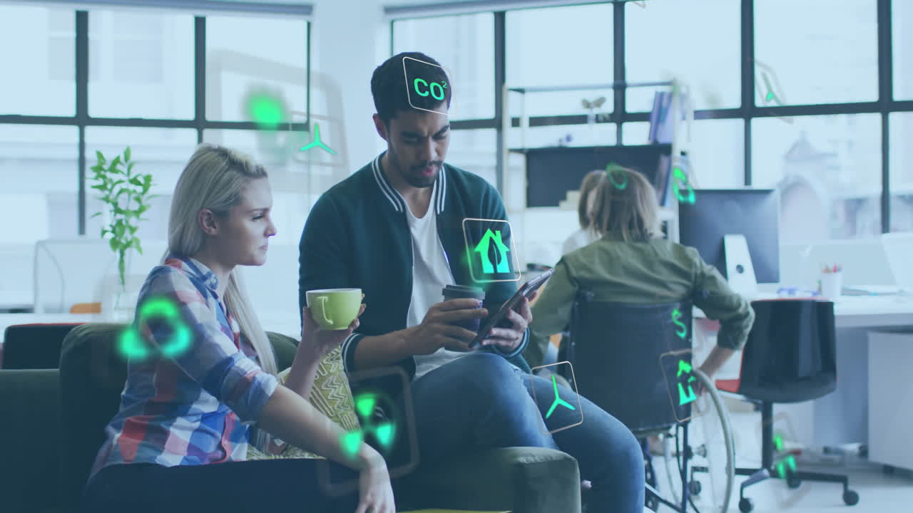 다양한 동료들이 태블릿을 사용하고 사무실에서 일을 논의하는 생태학 아이콘의 애니메이션