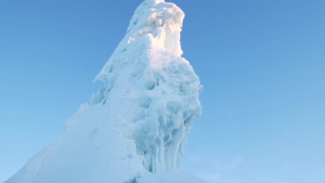 iceberg alto disparado desde debajo de una mañana fría en abril durante el arroz solar