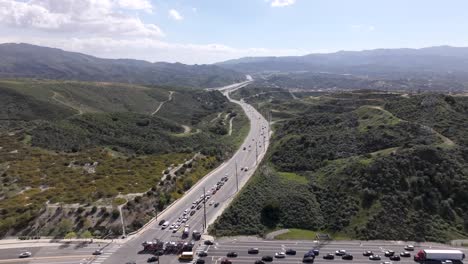 tomada aérea de coches y camiones que viajan a través de una intersección en la hora pico en los ángeles