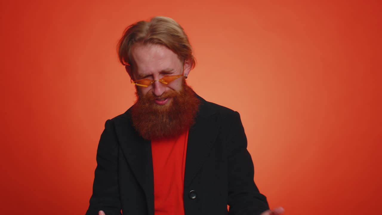 화가 나서 실망한 수염이 있는 남자는 눈물을 고, 절망에서 울고, 불공평한 일 때문에 슬프고 있습니다.