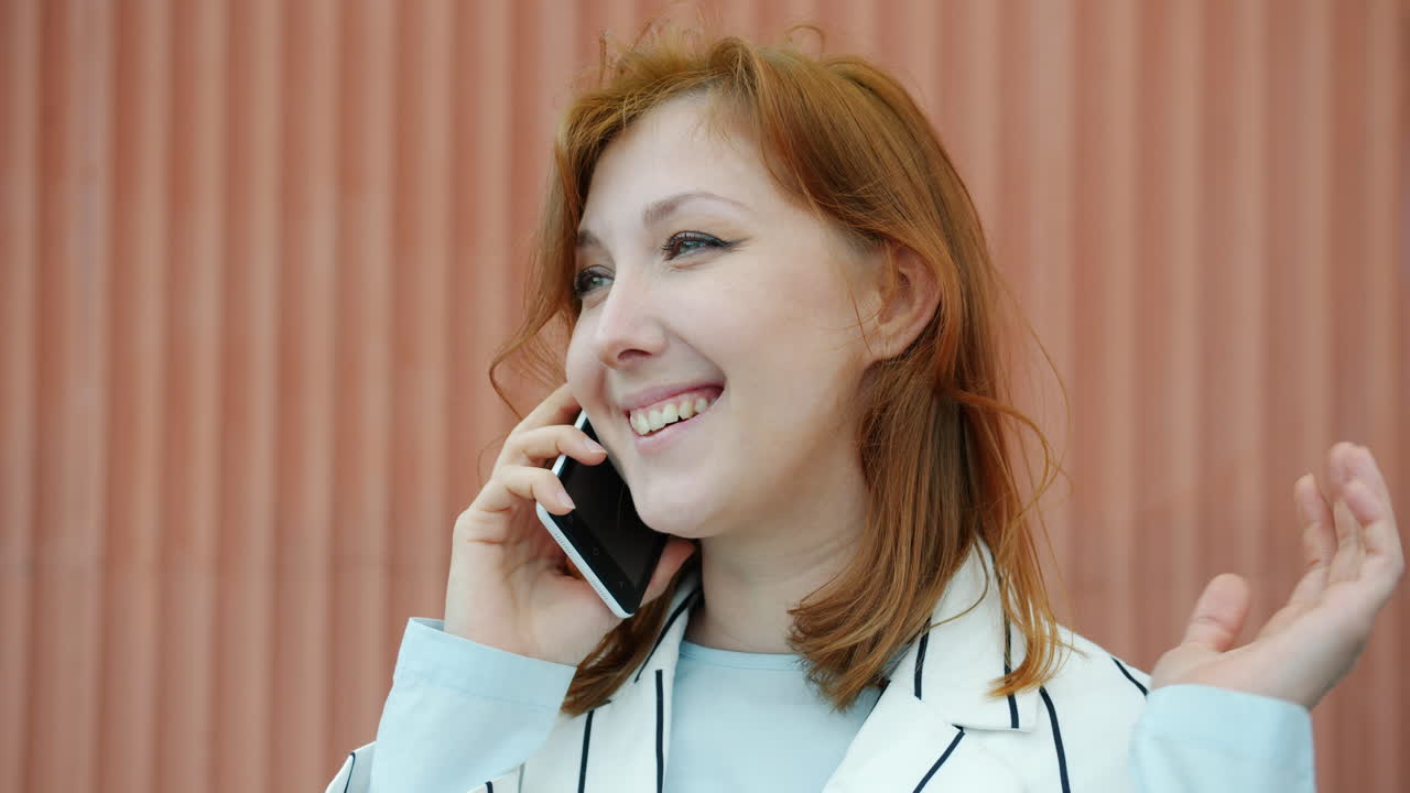 전화 통화하는 여자