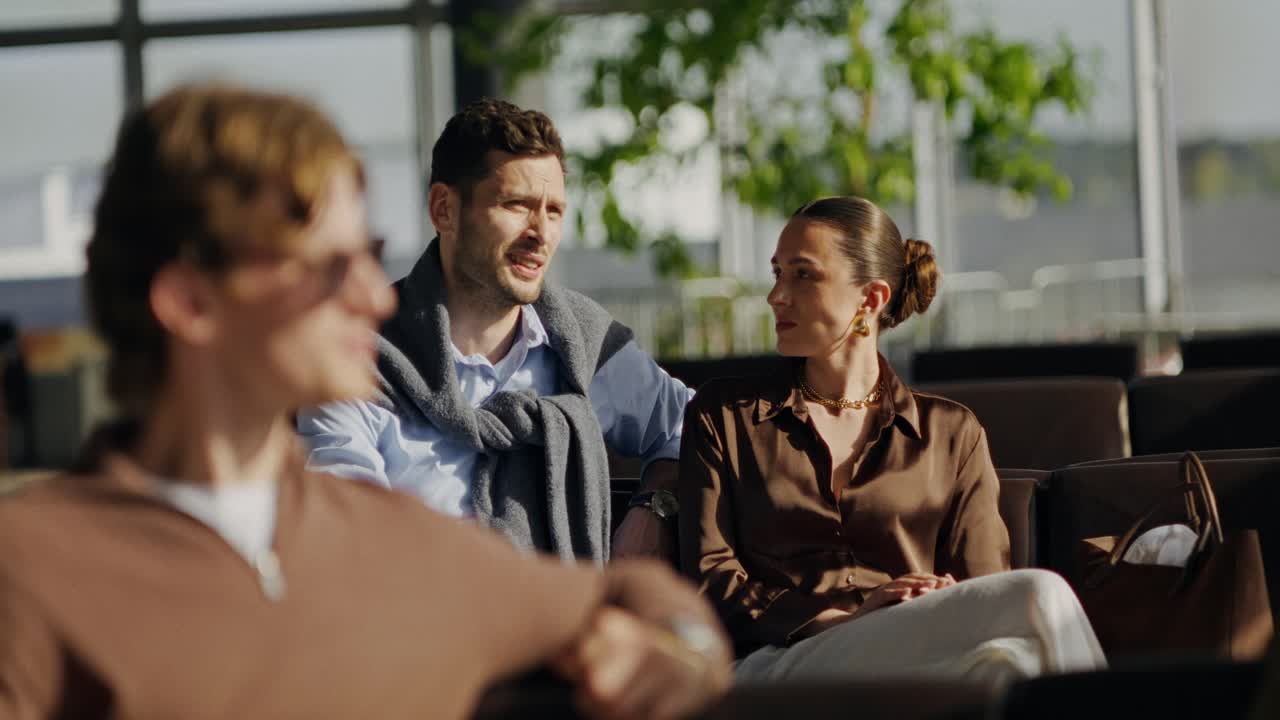 pareja esperando en el aeropuerto