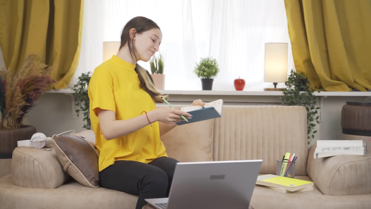 활기찬 여성 학생입니다.