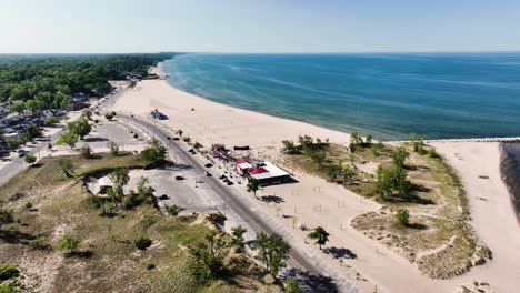 Vorwärts-Schieben-Und-Absenken,-Um-Den-Schönen-Sandstrand-Zur-Schau-Zu-Stellen