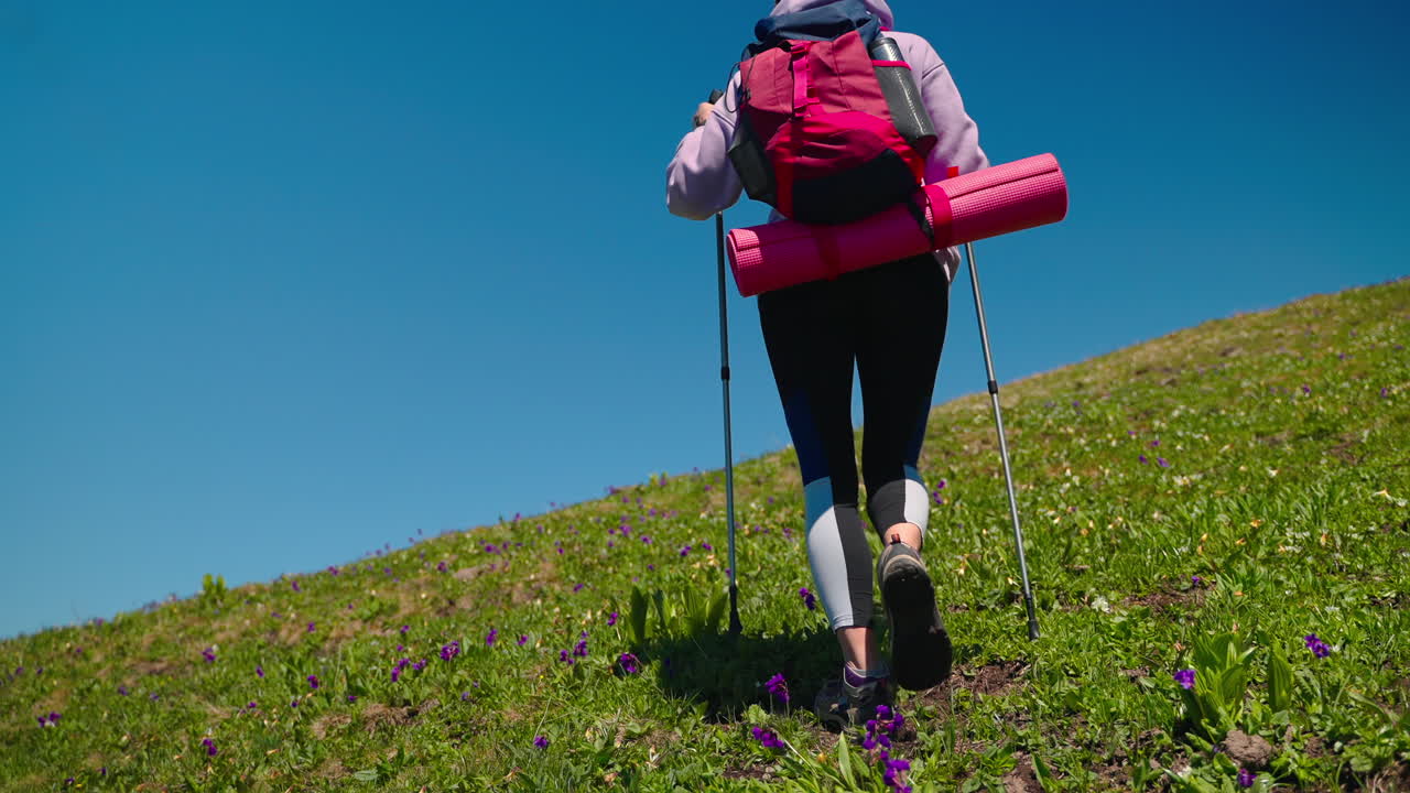 산악 지역 에서 산책 하는 여자