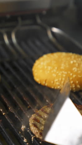 cocinando hamburguesas en una parrilla