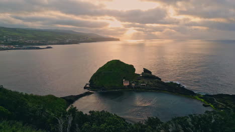 drone vista nublada de la costa por la noche. la luz del sol rompiendo a través de las nubes tormentosas