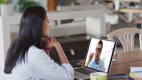 Mujer-Caucásica-Usando-Una-Computadora-Portátil-En-Una-Videollamada-Con-Un-Colega-Que-Trabaja-Desde-Casa