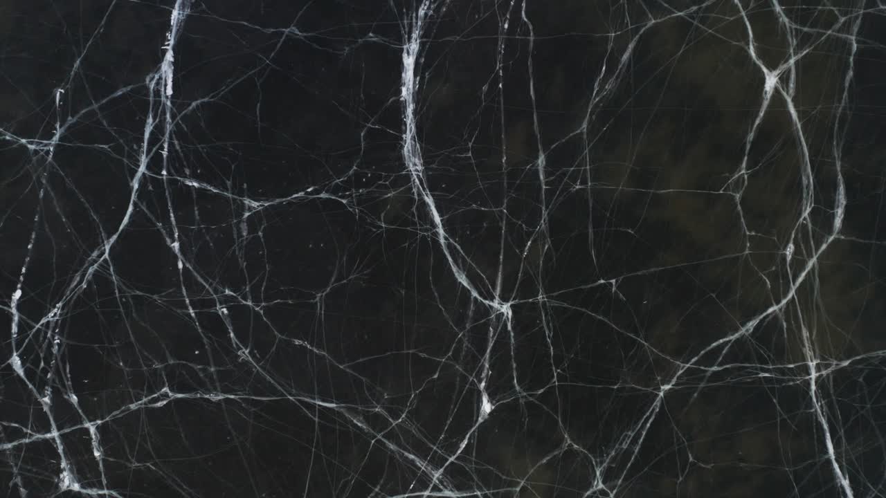 venas heladas agrietadas en la superficie del lago congelado en el ártico, de arriba hacia abajo