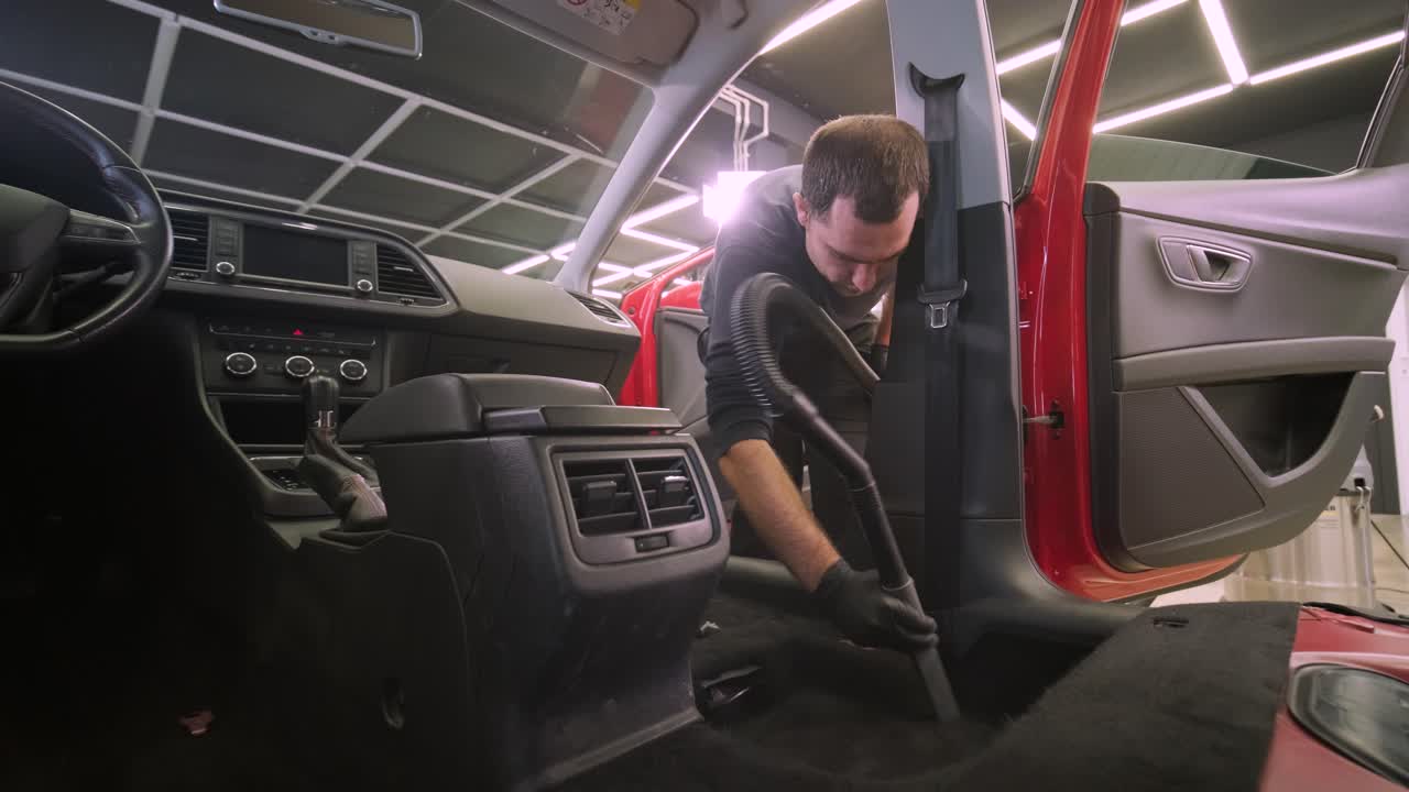 전문적인 자동차 청소. 샤워. 의 건조 청소 및 세부 사항. 바디의 깊은 청소, 좌석 청소. 자동차 세탁에서 거품을 는. 먼지에서 자동차 패널을 청소하는. 진공청소기