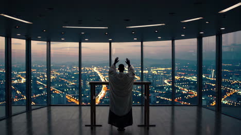 sacerdote en oración con vista al horizonte de la ciudad