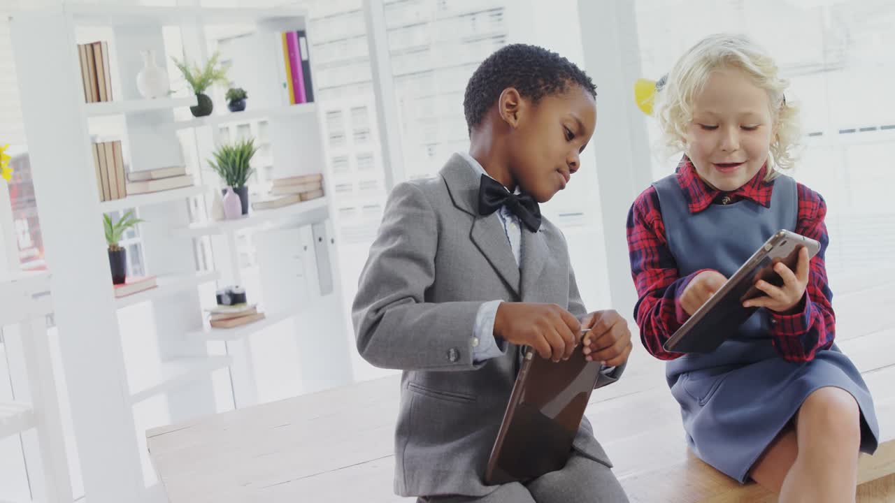 Bambini dirigenti d'azienda che discutono davanti a un tablet digitale 4k