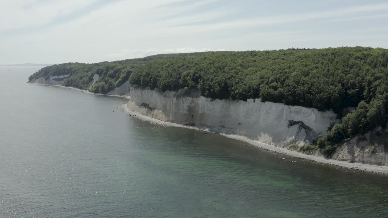 toma aérea de drones de los acantilados de tiza en ruegen rügen en alemania en una hermosa luz con agua de mar verde y azul, europa