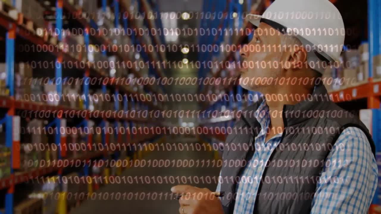 animación de codificación binaria sobre un trabajador de almacén masculino